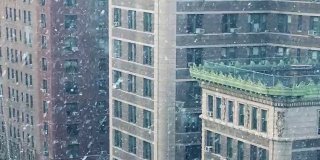 暴雪中的城市建筑