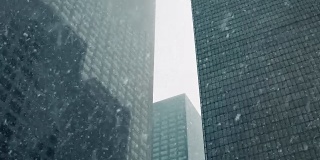 摩天大楼在暴风雪