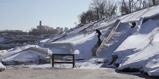 一个滑雪者在街道上的窗台上表演滑梯戏法