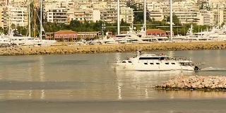 一艘游船进入希腊卡斯泰拉比雷埃夫斯港。