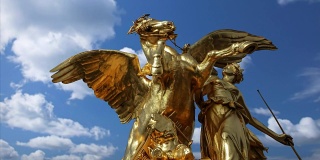 亚历山大三世桥上的视频雕塑