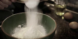 在煎饼的烹饪过程中，一些面粉被筛过