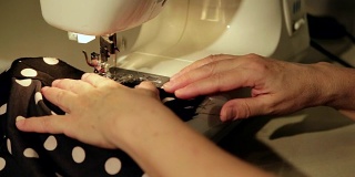 一个裁缝在缝纫机后面的特写镜头