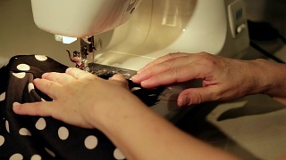 一个裁缝在缝纫机后面的特写镜头视频素材模板下载