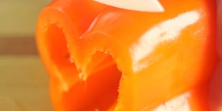 用锋利的白刀将甜椒切成薄片。宏观的视频