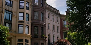 典型的棕色砂石公寓建筑在波士顿市中心