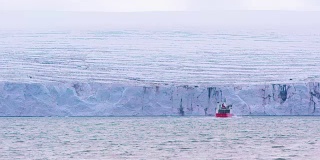 探险船在巨大的冰川前