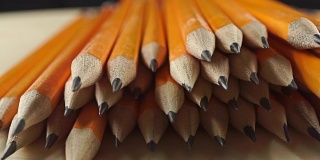 一堆亮闪闪的铅笔，近距离拍摄