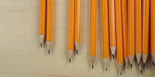 把同样的铅笔倒在浅色的木桌上，从上面看
