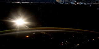 从国际空间站看到的日出和地球。这段视频由美国宇航局提供。
