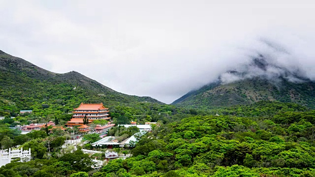 大佛所在的宝莲寺是一座佛教寺院，位于香港大屿山昂坪高原