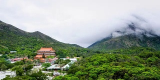 大佛所在的宝莲寺是一座佛教寺院，位于香港大屿山昂坪高原