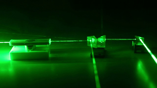 连续波绿色激光通过光学元件传播。