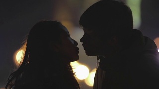 年轻情侣在浪漫约会时的第一个羞涩的吻，幸福的爱情故事开始了视频素材模板下载
