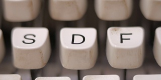 用手指在老式老式打字机上敲D。