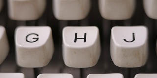 用老式打字机敲字母H。