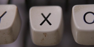 用手指在老式老式打字机上打X。