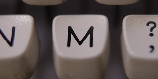 用老式打字机敲字母M