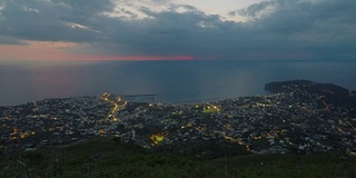 临近海边的度假小镇，夜晚城市灯光缓缓流逝，从山顶俯瞰