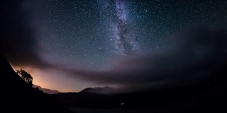 在意大利的法国阿尔卑斯山、都灵省和萨伏伊的高海拔拍摄的银河系的美丽和星空。时间流逝的视频。