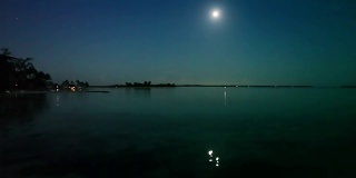 的夜晚。海上的月亮和水中的倒影