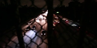 高速公路交通的凉爽夜晚镜头