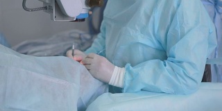 使用消毒设备进行手术时，双手戴上手术手套