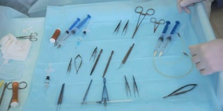 手术工具放在手术室的手术台上
