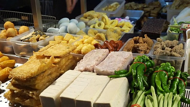 台湾华人素食小吃摊。许多类似肉和其他食物的菜肴