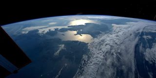 从国际空间站上看到的地球。这段视频由美国宇航局提供。