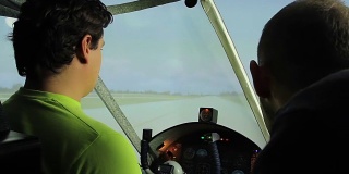 在航空学校进行飞行模拟器的教师和初学者训练