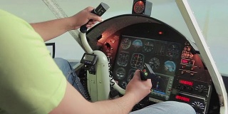 老师帮助航空学校学生操纵方向盘，飞行模拟器