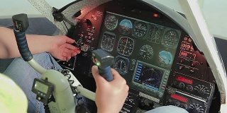 业余飞行员切换控制，启动引擎，准备飞机起飞