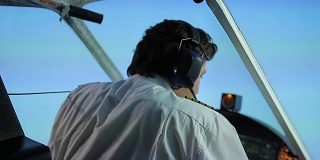 紧张的飞行员试图解决飞机的技术问题，呼叫管制员