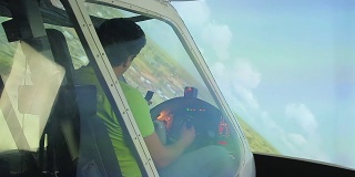 男性飞行员在飞行模拟器中学习驾驶飞机，玩电子游戏