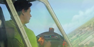 人类在飞机模拟器中享受飞行，飞行员提高导航技能