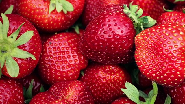 新鲜的红草莓。特写慢镜头