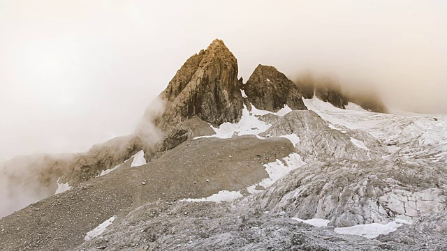 中国云南丽江，夏天的玉龙雪山。左平移