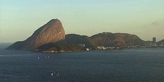 鸟瞰图糖面包山和博塔弗戈湾在日落，里约热内卢De Janeiro