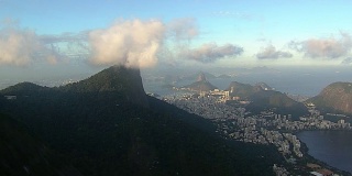 鸟瞰图的里约热内卢De Janeiro和博塔弗戈湾在云