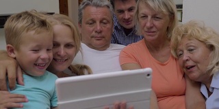 家人在平板电脑上看视频