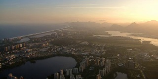 在巴西里约热内卢的日落时分，飞越巴拉·达·蒂茹卡上空