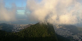 在里约热内卢的科尔科瓦多山上空翱翔