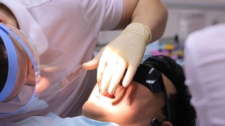 牙科医生用咬合纸证实患者咬合视频素材模板下载