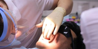 牙科医生用咬合纸证实患者咬合