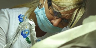 近距离拍摄的女医生戴着防护眼镜的肖像。女性戴着医用口罩。美容师或治疗师在工作
