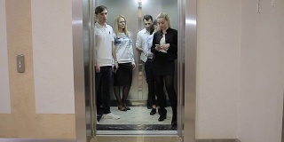 五名工人在电梯里
