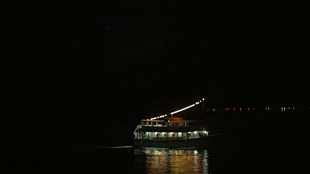 夜间水上之舟