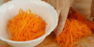 把胡萝卜切成片放在碗里。