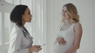 女医生与怀孕的病人视频素材模板下载